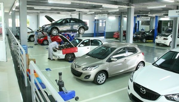 Xe được tiến hành các công việc trong xưởng dịch vụ...