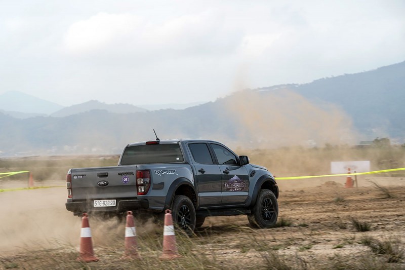 Ảnh chụp sau xe Ford Ranger Raptor 2020 đang chạy