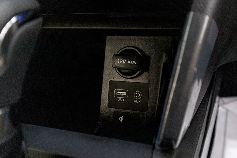 Đánh giá xe Hyundai Elantra 2020: cổng sạc USB.