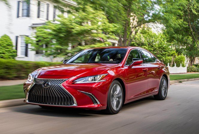 Màu đỏ Mica của Lexus ES 2019.