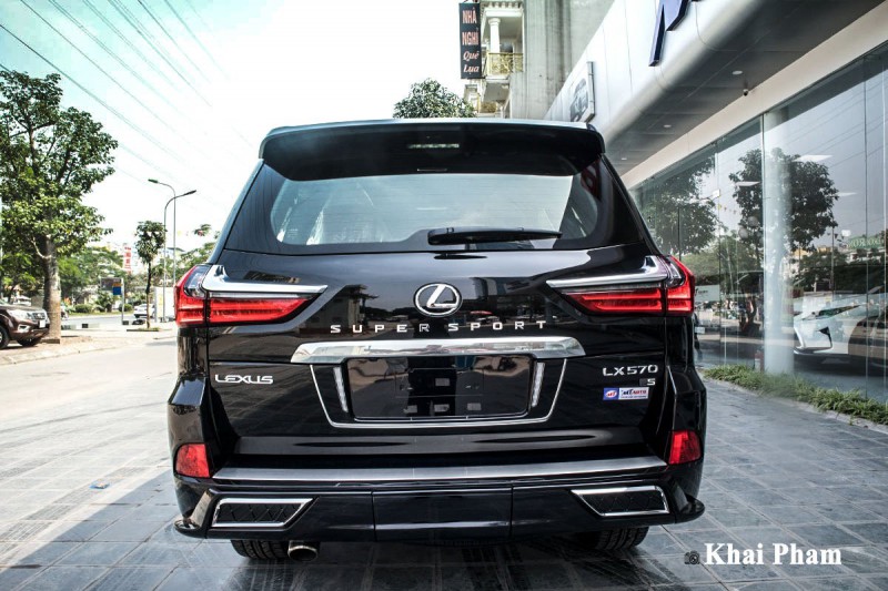 Ảnh đuôi xe Lexus LX570 Super Sport 2020