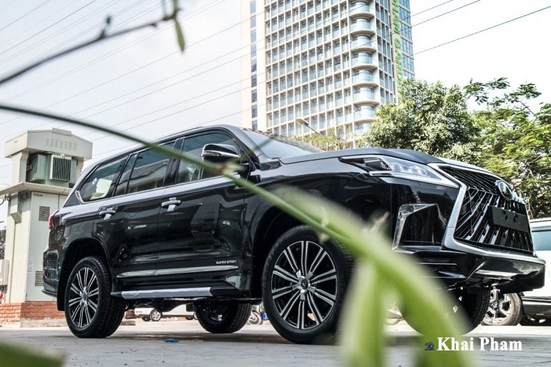 Ảnh trước đầu xe Lexus LX570 Super Sport 2020 a1