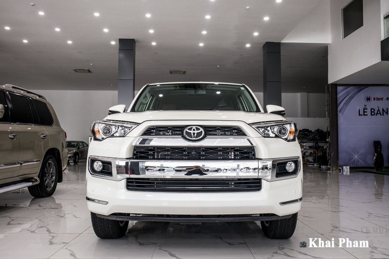 Ảnh chính diện đầu xe Toyota 4Runner Limited