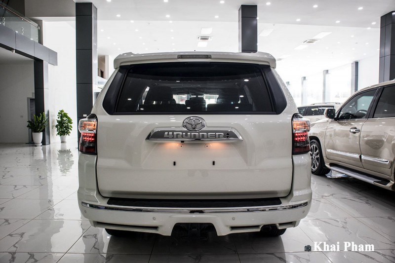 Ảnh chính diện đuôi xe Toyota 4Runner Limited