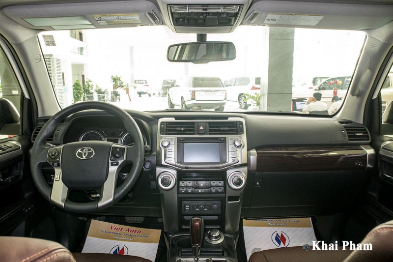 Ảnh chính diện khoang lái xe Toyota 4Runner Limited