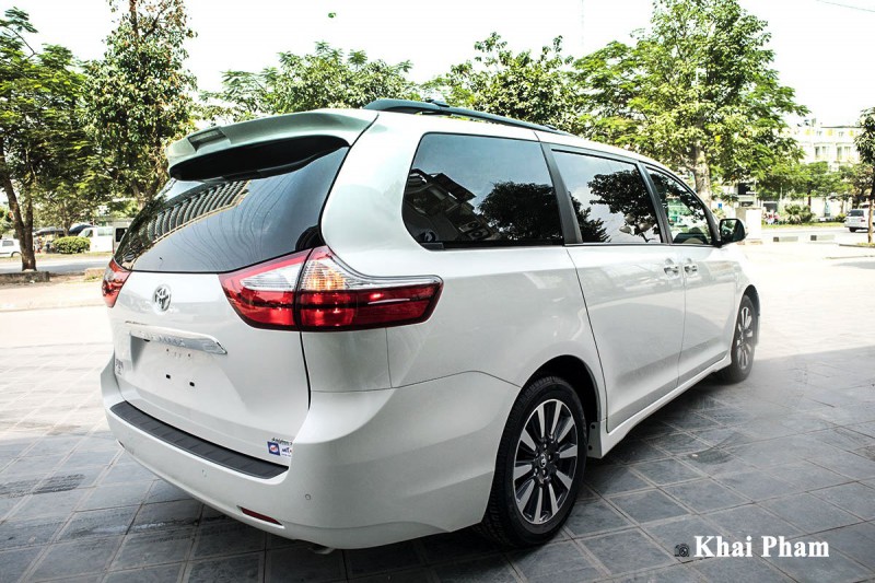 Ảnh đuôi xe Toyota Sienna 2020