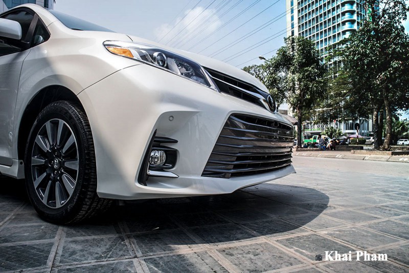 Ảnh chính diện đầu xe Toyota Sienna 2020