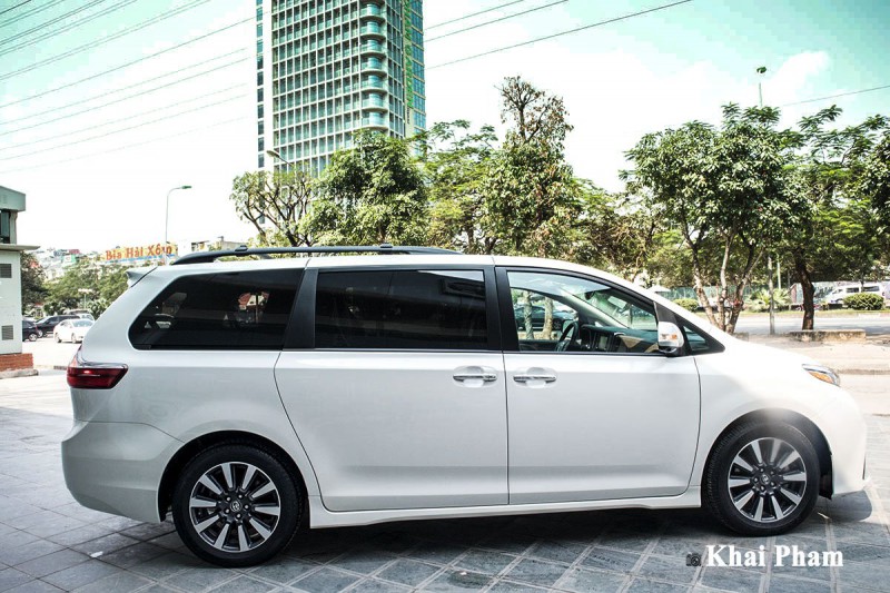 Ảnh chính diện thân xe Toyota Sienna 2020