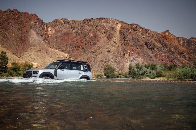 Land Rover Defender 2020 có thể lội nước ở độ sâu 900 mm 1