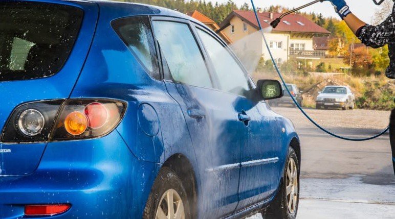 Những dụng cụ rửa xe ô tô tại Nhà: Không thể thiếu vòi xịt thông minh! 1