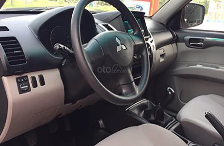 Nôi thất Mitsubishi Pajero 2015.