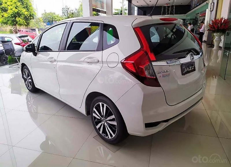 Thân xe Honda Jazz có đường rãnh cắt sâu khiến người đối diện cảm giác thân xe dài hơn. a2