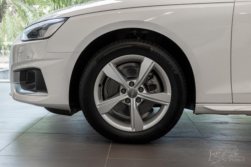 Đánh giá xe Audi A4 2020: la-zăng được nâng từ 17 lên 18 inch tiêu chuẩn.