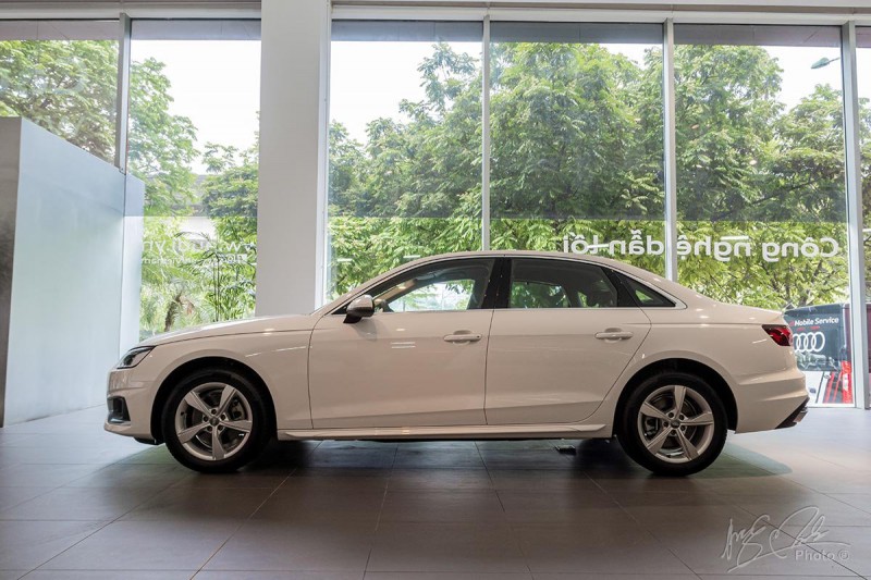 Đánh giá xe Audi A4 2020: thân xe được tinh chỉnh lại ở thiết kế đường gân chạy ngang xe.