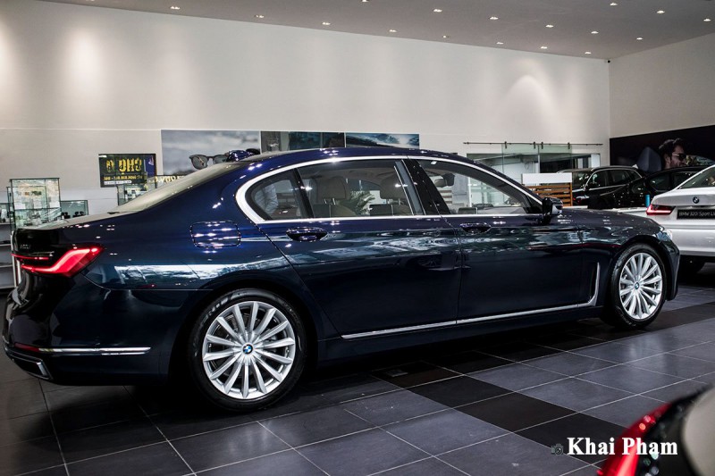 Ảnh sau đuôi xe BMW 7-Series 2020 