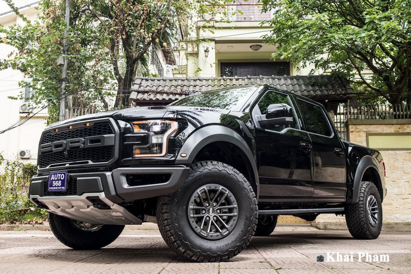 Ảnh chụp trước xe Ford F-150 Raptor 2020 phải