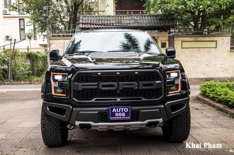 Ảnh chụp chính diện đầu xe Ford F-150 Raptor 2020