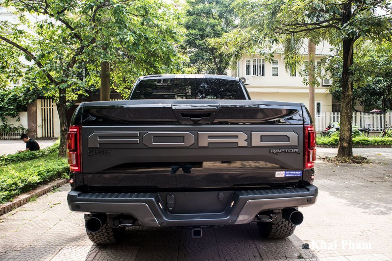 Ảnh chính diện đuôi xe Ford F-150 Raptor 2020