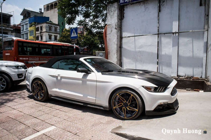 Nguồn gốc chiếc Ford Mustang mui trần cửa "cắt kéo", thân carbo vừa xuất hiện ở Hà Nội gây tò mò a1