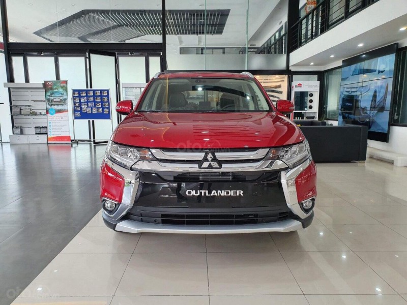 Trong khi đó,Mitsubishi Outlander 2.4 vẫn theo thiết kế cũ, không thay đổi trang bị