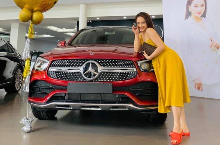 Bảo Thanh - Diễn viên "Về nhà đi con" sắm Mercedes-Benz GLC 2020 màu đỏ nổi bật a3