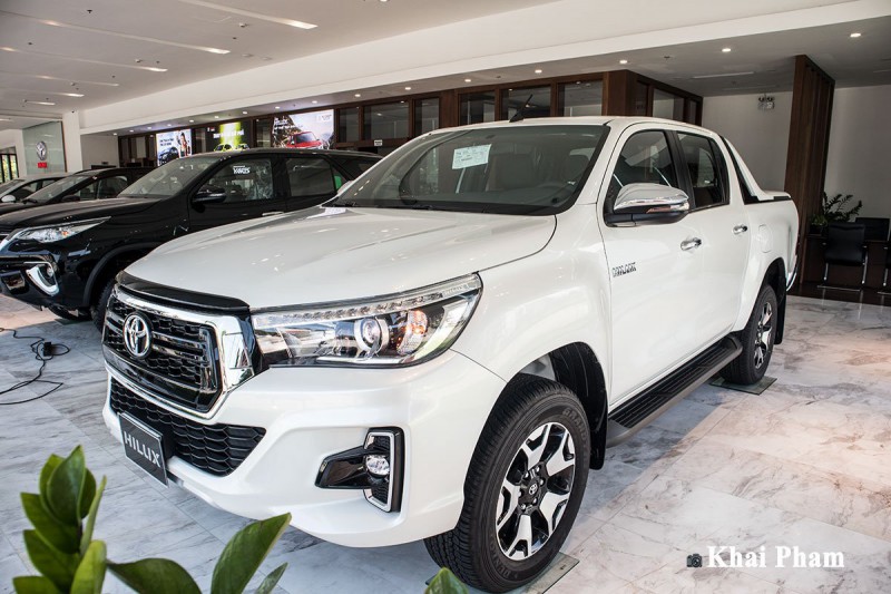 Ảnh chụp trước xe Toyota Hilux 2020