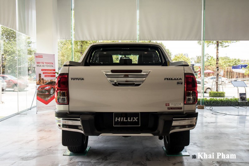 Ảnh đuôi xe Toyota Hilux 2020