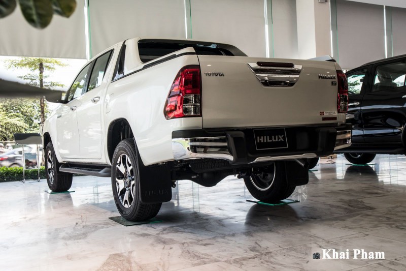 Ảnh sau xe Toyota Hilux 2020 a1