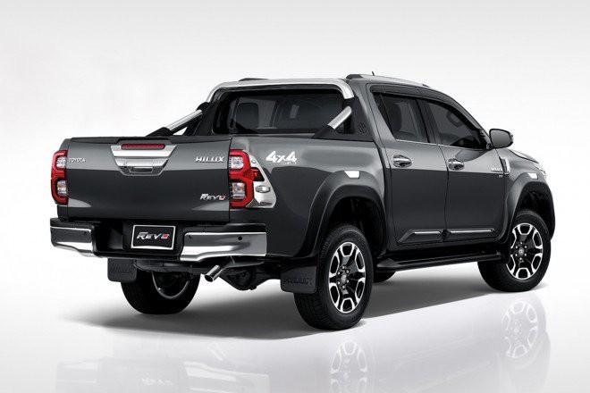 Toyota Hilux 2021 TRD nâng cấp ngoại hình, tạo điểm nhấn đặc trưng.