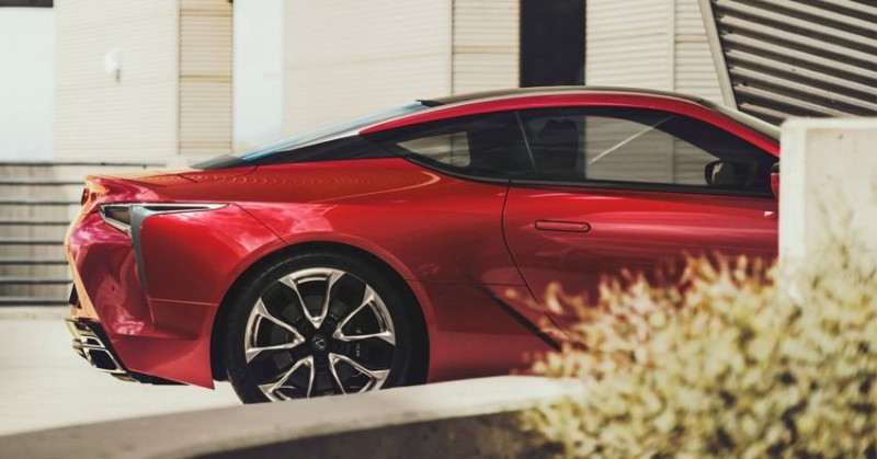 Lexus LC 500 2020 mạnh mẽ, cường tráng.