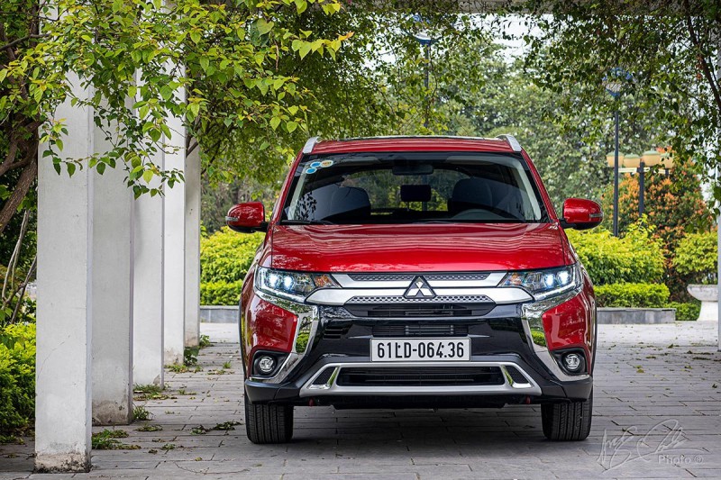 Mitsubishi Outlander áp dụng ưu đãi tiền mặt và tặng phụ kiện trong tháng 6/2020 1