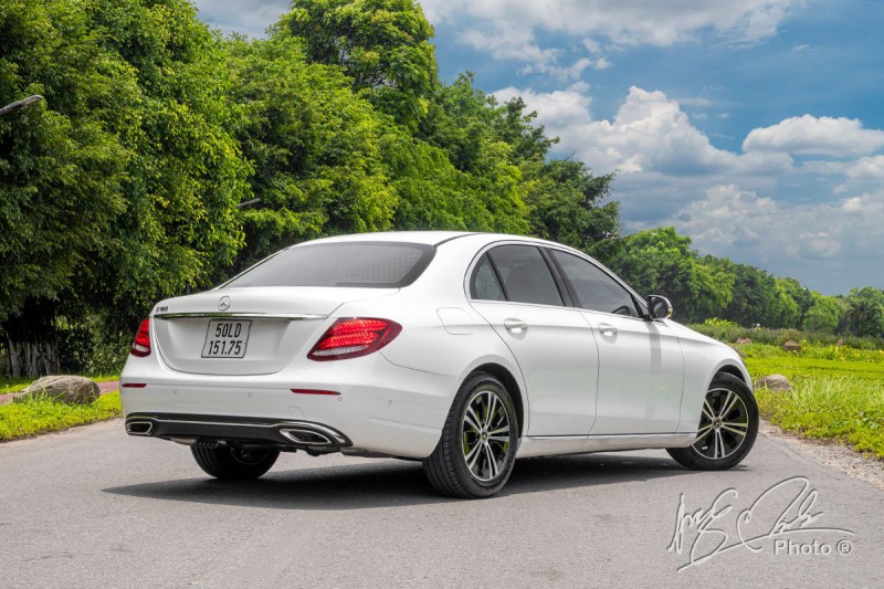 Đánh giá xe Mercedes-Benz E 180 2020: thiết kế đuôi xe.