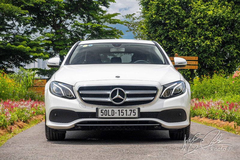 Đánh giá xe Mercedes-Benz E 180 2020: Thiết kế đầu xe.