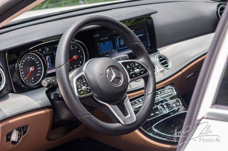 Đánh giá xe Mercedes-Benz E 180 2020: Vô-lăng 3 chấu tích hợp nút cảm ứng.