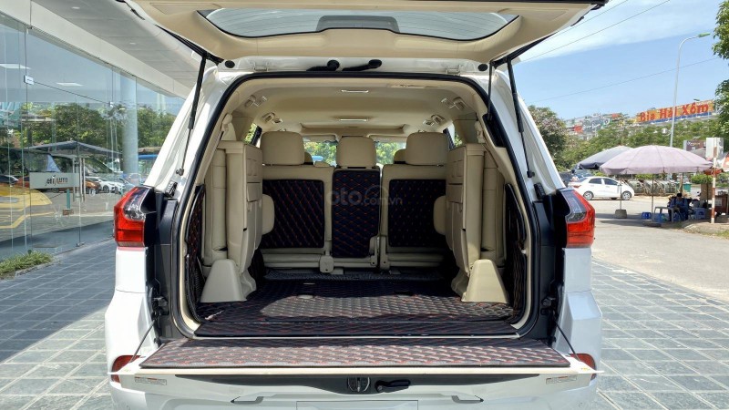 Phần cabin của xe Lexus LX 570.