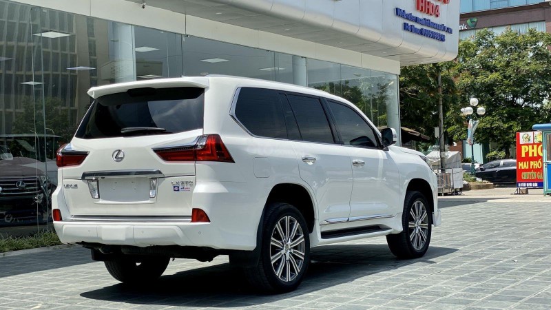 Ngoại thất của Lexus LX 570 2016.