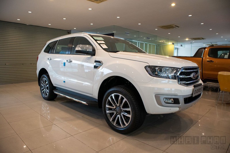 Ford Everest đang mở bán với 5 phiên bản, có giá từ 999 triệu đồng.