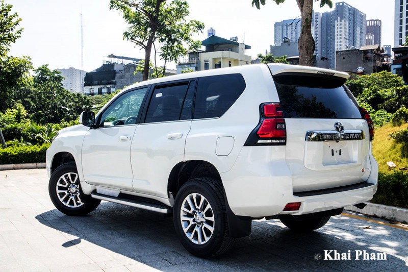 Ảnh đuôi xe Toyota Land Cruiser Prado 2020