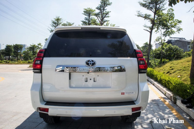 Ảnh chính diện đuôi xe Toyota Land Cruiser Prado 2020