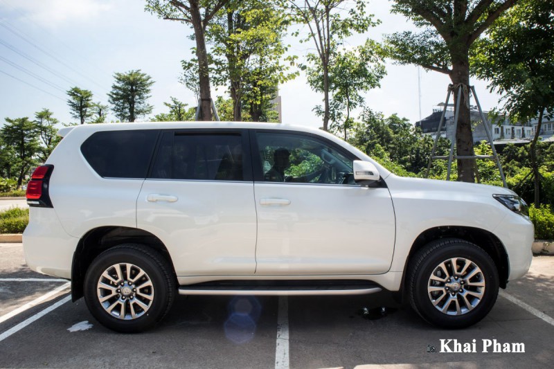 Ảnh chính diện thân xe Toyota Land Cruiser Prado 2020