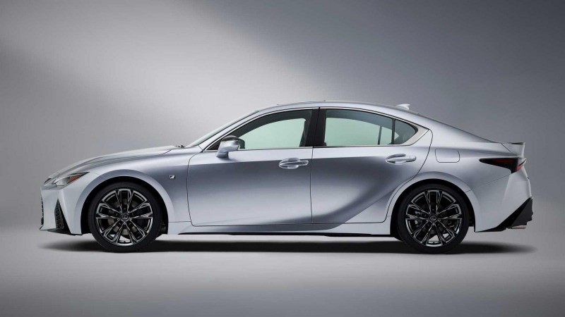 Lexus IS 2021 ẩn chứa giấc mơ đứng đầu của hãng xe Nhật.