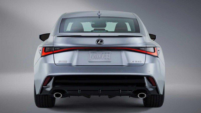 Lexus IS 2021 giữ nguyên động cơ thân thuộc.