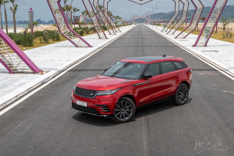 Range Rover Velar được thiết kế theo phong cách Crossover lai Coupe.