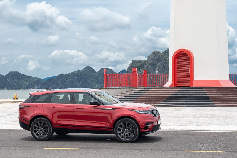 Đánh giá xe Range Rover Velar: Thân xe được tạo hình mượt mà bóng bẩy.