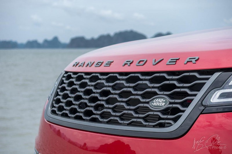 Đánh giá xe Range Rover Velar: Lưới tản nhiệt với thiết kế đồ hoạ dạng mắt xích.