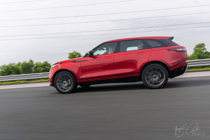 Đánh giá xe Range Rover Velar 2020: Xe vẫn được trang bị các công nghệ cho việc Offroad.