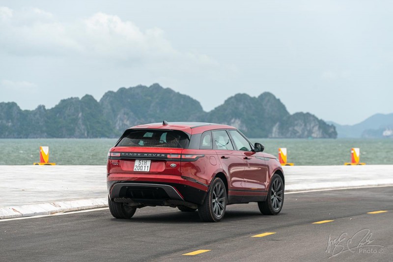 Đánh giá xe Range Rover Velar: Thiết kế đuôi xe sử dụng nhiều đường bo tròn.