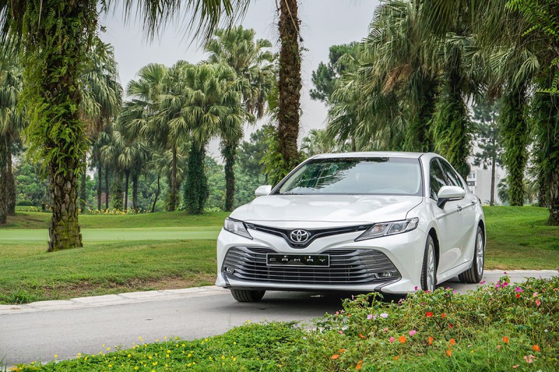 Ảnh chụp phía trước xe Toyota Camry 2020