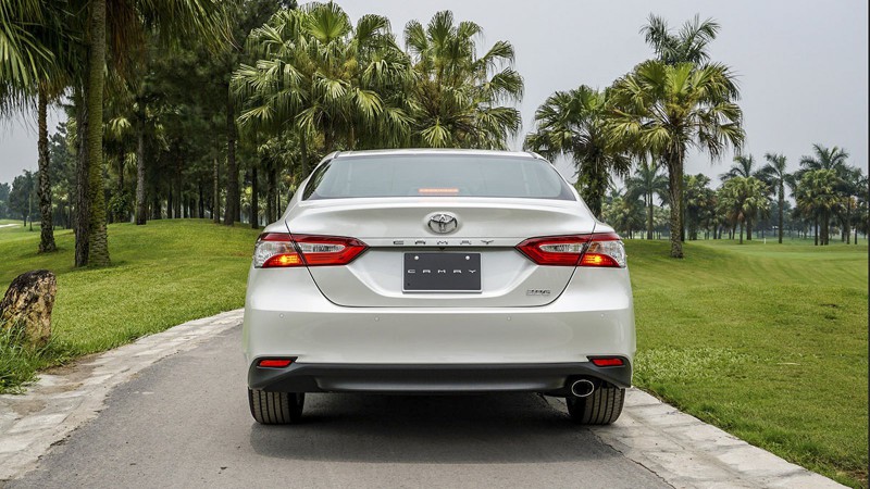 Ảnh đuôi xe Toyota Camry 2020