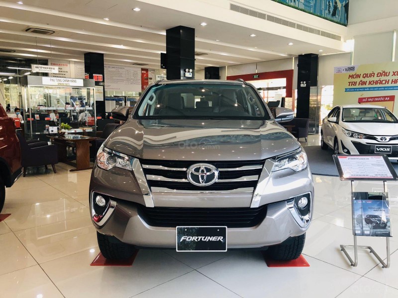 Toyota Fortuner máy dầu, số sàn 1